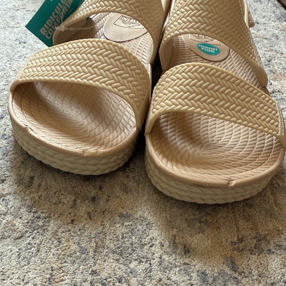 REEF Women's Water Vista Sandals, size 8, cream. NWT but INDENTATIONS (see pics) - Picture 2 of 8